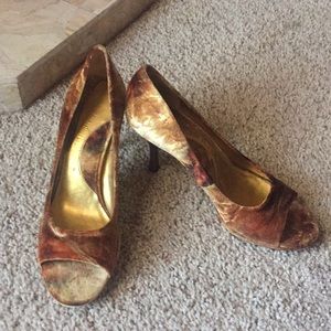 Gianni Bini gold velvet heels